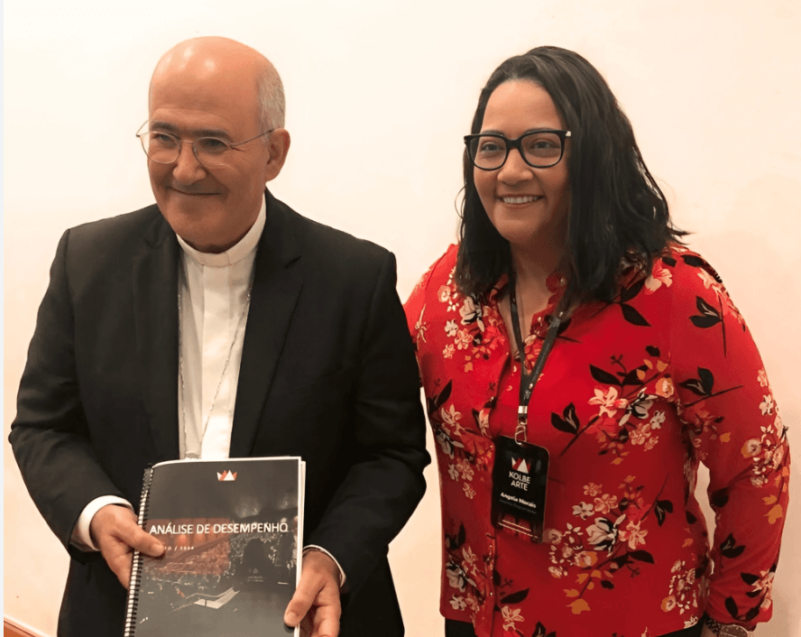Cardeal José Tolentino recebe relatório das mãos da CEO da Kolbe Arte, Angela Morais
